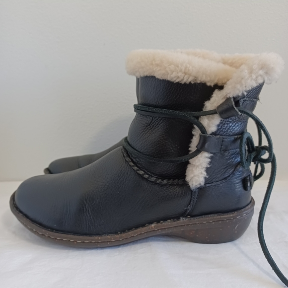 Ugg Rianne winter boots women's black leather sheepskin lined ankle size 7 - Picture 11 of 13